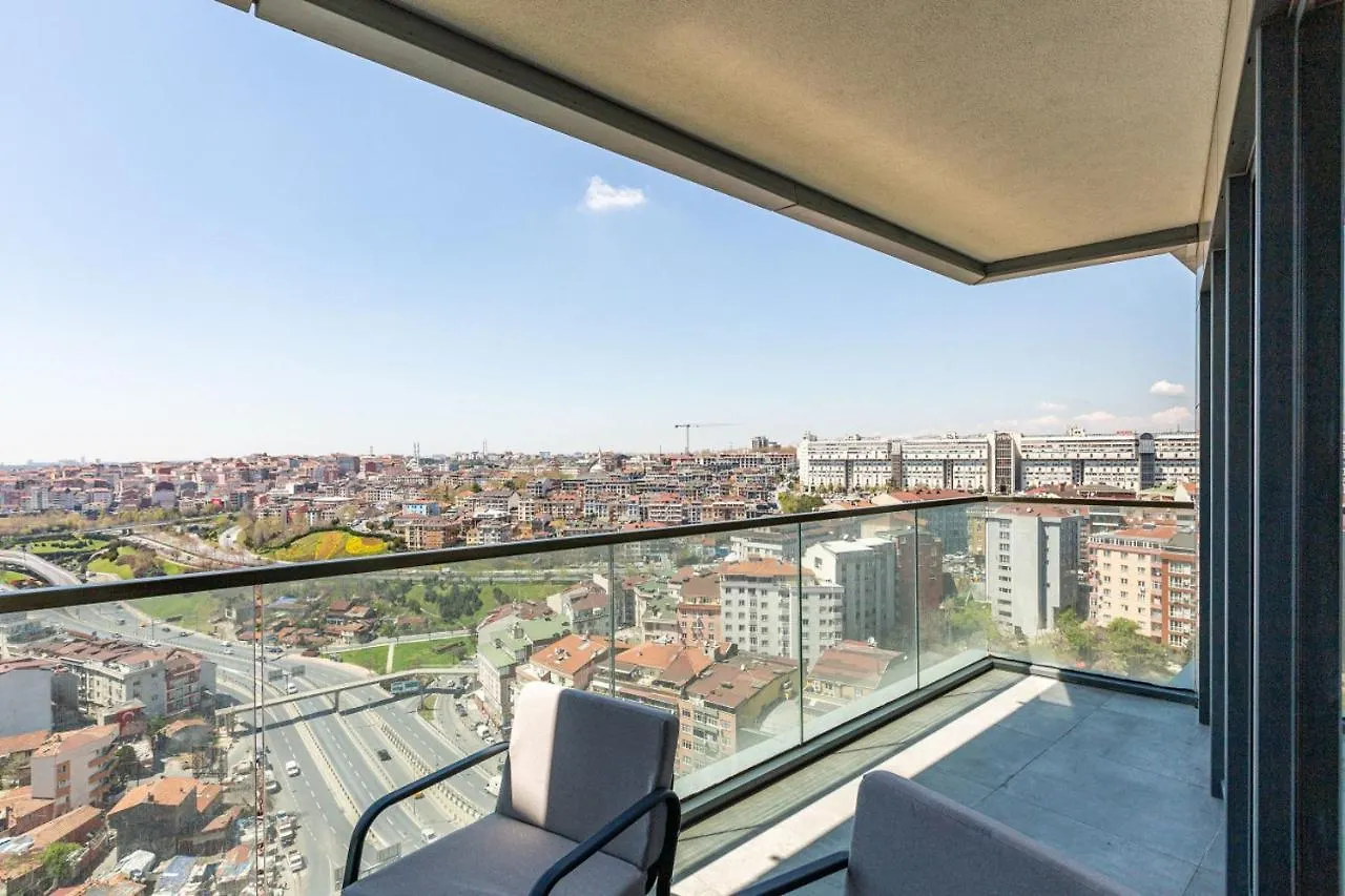 Cozy Flat With City View And Balcony In Sisli Estambul